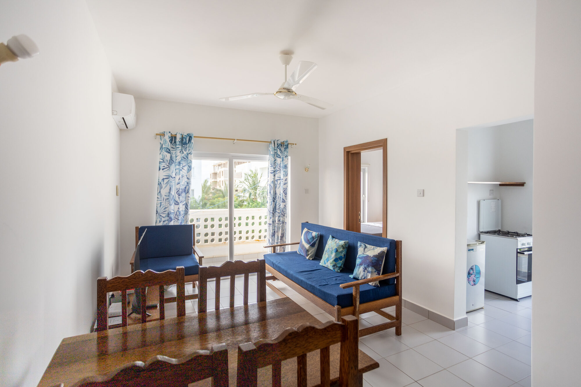 Living and dining area of Apartment Zara Zanzibar with balcony doors