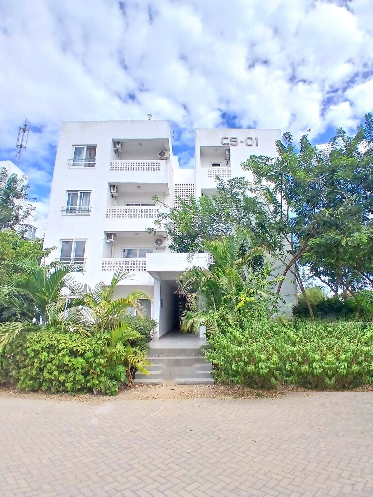 Exterior of the Apartment Zara Zanzibar building C9-01 in Fumba Town surrounded by palms